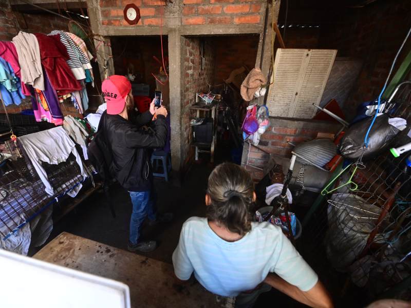 Visita de un ingeniero y arquitecto a la vivienda de los hermanos Gonzlez. Dos adultos mayores que viven en condiciones de pobreza en El Barrio San Esteban del Centro de San Salvador