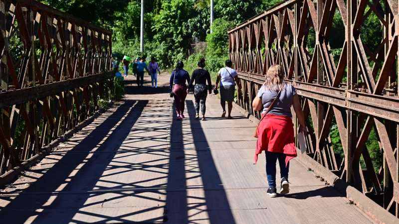 Familiares de presos en Centro Penal de Izalco llegan a dejar paquetes para reos.