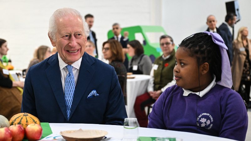 Coincidiendo con su cumpleaños, Carlos III inauguró el jueves un centro de redistribución de excedentes de alimentos en la capital.
