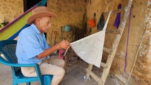 Cecilio, artesano de hamacas y redes en un caserío de Lislique