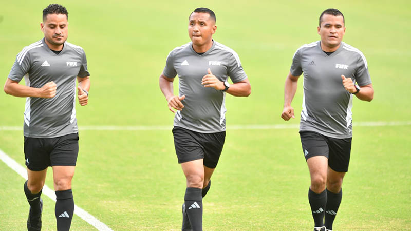 El árbitro salvadoreño Iván Arcides Barton durante el entreno previo a un partido de la LMF. Foto EDH / Miguel Lemus