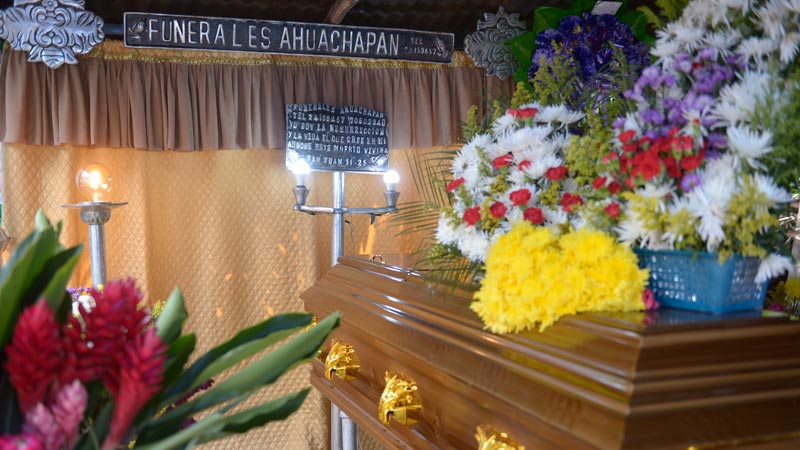 CP fue sepultado el miércoles anterior, en un cementerio de Ahuachapán. Falleció por "edema pulmonar", indicó Medicina Legal en un documento. Foto EDH/ Jessica Orellana.