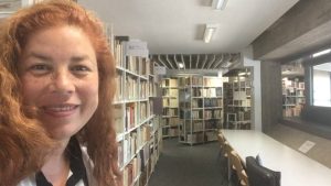 Magaly en la biblioteca de Colonia en Alemania