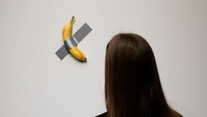 Maurizio Cattelan - Banana pegada pared