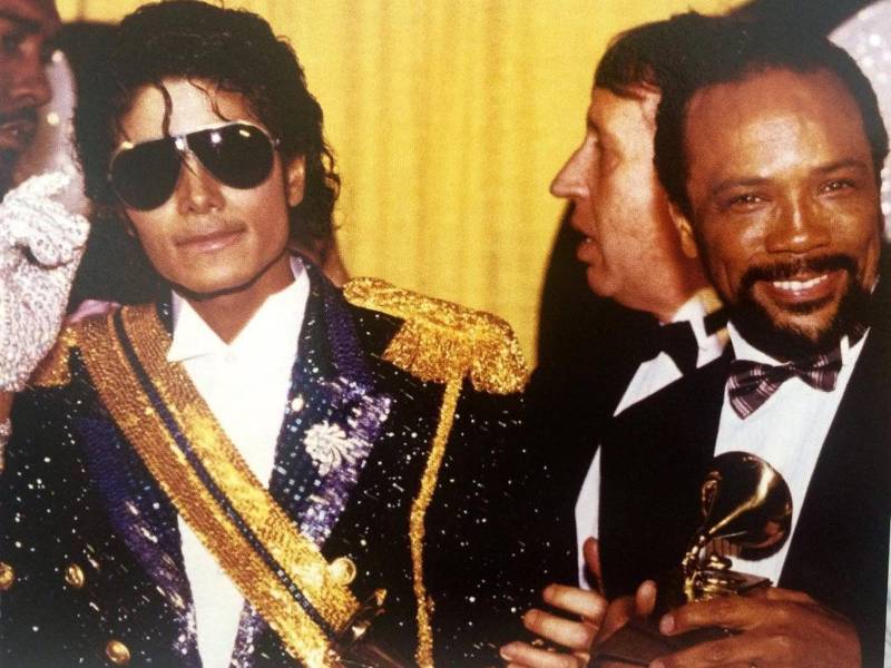 Michael Jackson y Quincy Jones en los Grammy de 1984