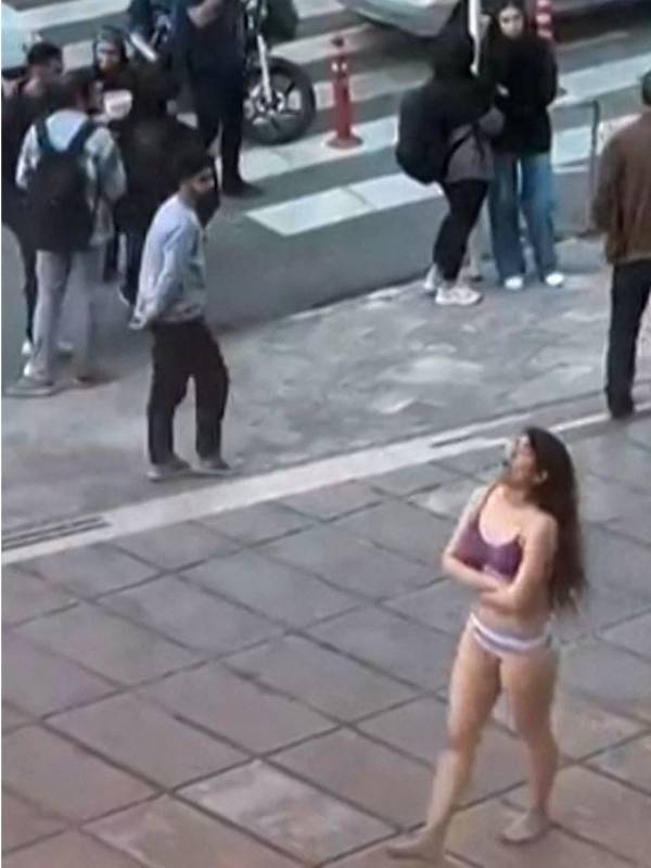 Mujer se desnuda en la universidad Teteran