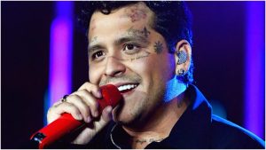 Christian Nodal es comparado con el Chapulín Colorado por un peculiar detalle