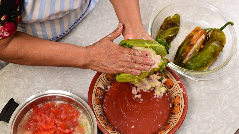 Mujer preparando rellenos de chile