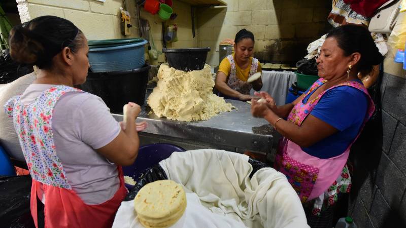 Mujeres preparando tortillas