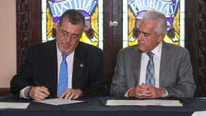 Presidente Guatemala Bernardo Arevalo Presidente SIP Jose Roberto Dutriz