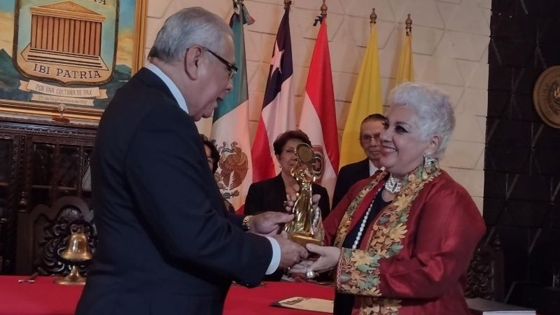 Claudia Acosta ha combinado su carrera como ejecutante de música con la actividad docente, se desempeña como maestra de piano y canto.