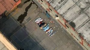 En la imagen se muestra 15 cuerpos en una cárcel en Guayaquil, Ecuador