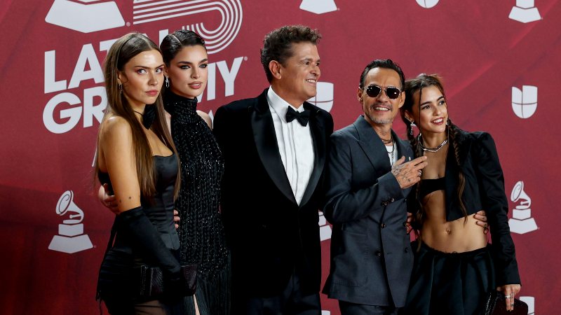 El cantante colombiano Carlos Vives (c) posa junto a su hija Lucy (d), su novia (i), y Marc Anthony y su esposa Nadia Ferreira en la alfombra roja de la 25 entrega anual de los Premios Latin Grammy celebrados en el Kaseya Center de Miami, Florida, Foto: EFE