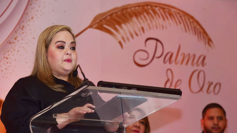 Leticia Escobar, presidente de la Camarasal durante su discurso en la ceremonia de entrega de la Palma de Oro 2024 al Banco Cuscatlán. Foto EDH / Jorge Reyes