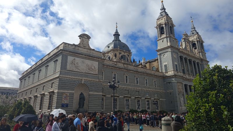 Vista de uno de los extremos de la histórica catedral de la Almudena.
