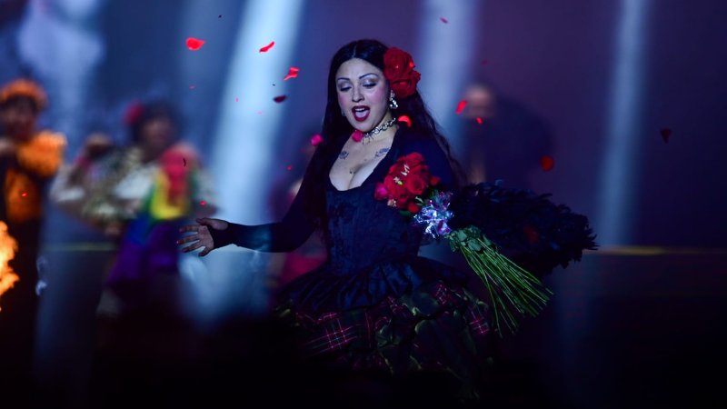 Mon Laferte impresionó con su talento y belleza. Foto: EDH / Francisco Rubio