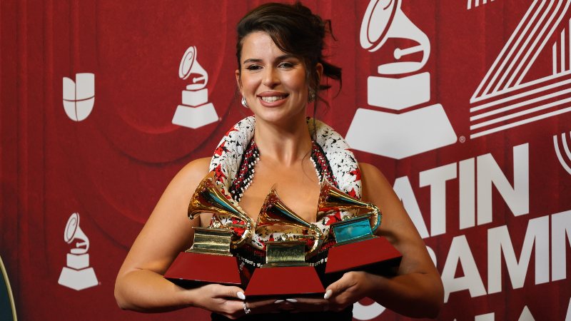 Nathy Peluso, posa con sus premios en la alfombra roja de la 25 entrega anual de los Premios Latin Grammy. Foto: EFE