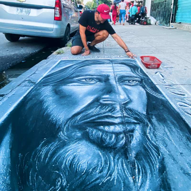 Giovanni Coccia, de Italia, pintó arte efímero del Mágico González y otras imágenes en Centro Histórico de San Salvador