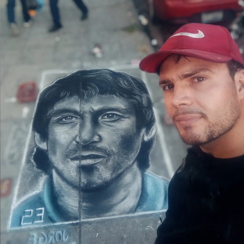 Giovanni Coccia, de Italia, pintó arte efímero del Mágico González en Centro Histórico de San Salvador