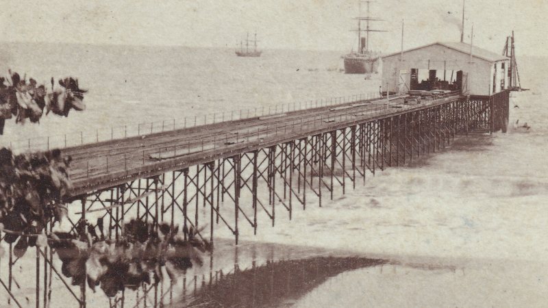 Esta fotografía permite apreciar la distancia a la que atracaban los barcos en las cercanías del muelle de La Libertad.
