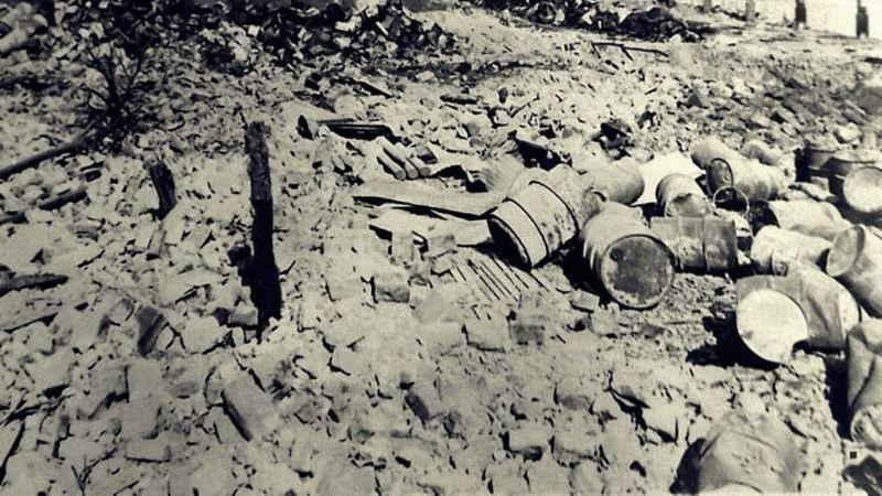 Fotografías y recorte de prensa internacional dedicados a la destrucción provocada por las explosiones de dinamita y gasolina en el puerto de La Libertad, el 14 de marzo de 1934.