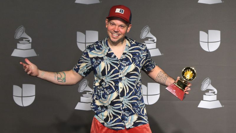 Residente es uno de los artistas latinos con más premios Grammy en su haber, los cuales acumuló junto a Calle 13 y también en su faceta como solista.
