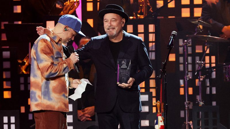 Residente se mostró muy emocional al entregar el premio Persona del año a Rubén Blades en 2021.