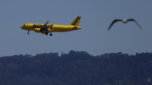 Un miembro de la tripulación de un avión comercial de Spirit Airlines que intentó aterrizar en Puerto Príncipe procedente de Fort Lauderdale (Florida, EEUU) resultó herido