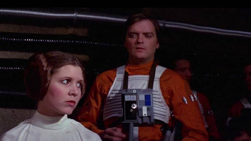 Actor Angus MacInnes junto a Carrie Fisher en "Star Wars".