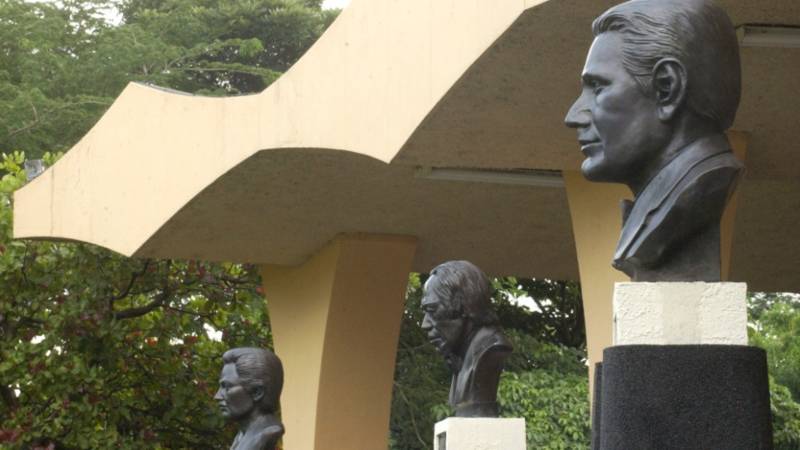 Bustos de figuras emblemáticas de la cultura salvadoreña que fueron retirados de la zona verde del Teatro Presidente.