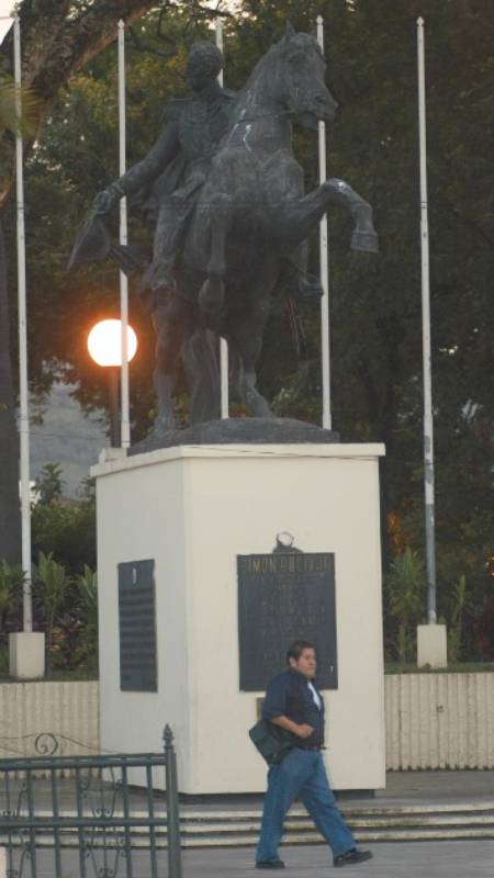 Escultura Simón Bolivar en la plaza Bolívar del centro de San Salvador