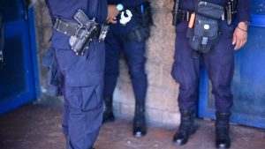 Policías custodiando