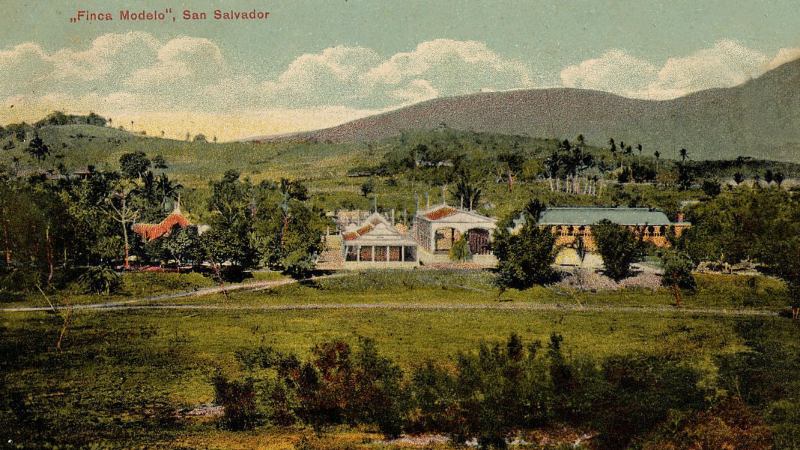 Tarjeta postal coloreada, fechada en 1904, que muestra a la Finca Modelo, sede del Museo Nacional y del Jardín Botánico de El Salvador.
