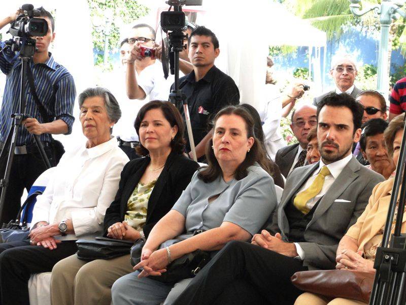 Luchy y Martin Jorge en la entrega de un vehículo para ProArte