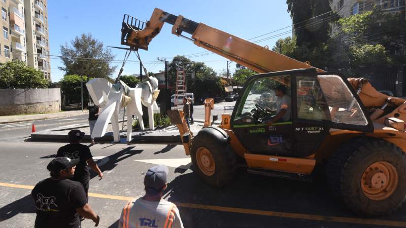 Roberto Rivera obsequia escultura a San Salvador