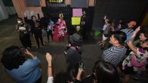 Las artistas drag queen Willa la icónica, Lady drag y el drag king, Hermano coolero, los clientes del bar “La Leyenda del Hoyo”, protestaron por su cierre y homenajearon al espacio el sábado por la noche. Foto EDH/ Menly González