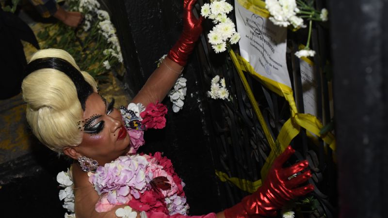 “Si no nos dejan tener un bar, tampoco nos van a dejar tener derecho a una identidad ni al agua”, expresaron como protesta. Foto EDH/ Menly González