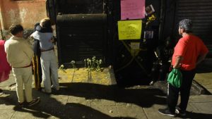 Clientes y artistas que realizaban shows Drag en el bar el hoyo protestaron por el cierre del espacio. Foto EDH/ Menly González