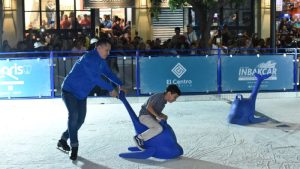 El patinador hizo una demostración de cómo usar las ballenas para los niños.