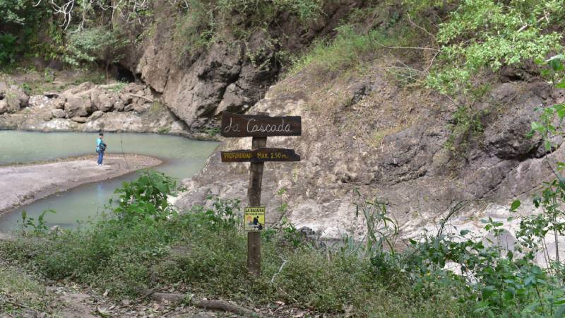 La posa de La Cascada tiene aproximadamente 2.5 metros de profundidad. Foto EDH/ Miguel Lemus