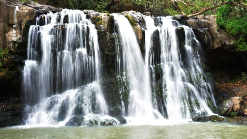 La Cascada es una atracción natural que se ubica a tan solo un kilómetro del casco urbano. Foto: EDH/ Miguel Lemus