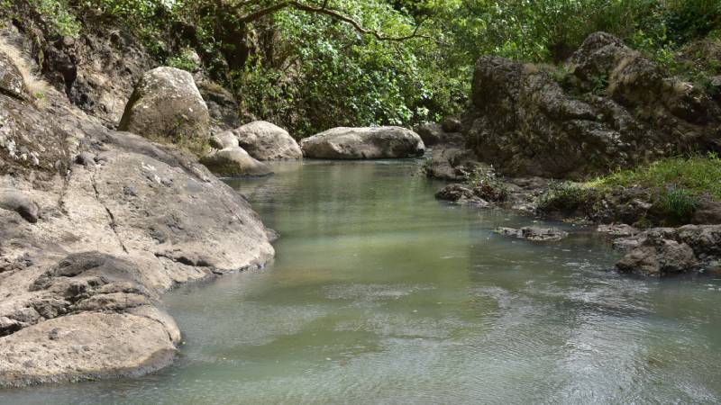 Los turistas nacionales y extranjeros se pueden dar un chapuzón en las refrescantes aguas del río Huiza. Foto: EDH/ Miguel Lemus.