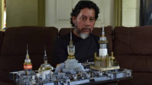 Oscar Perez con piezas que le quedaron de su obra destruida en Suchitoto