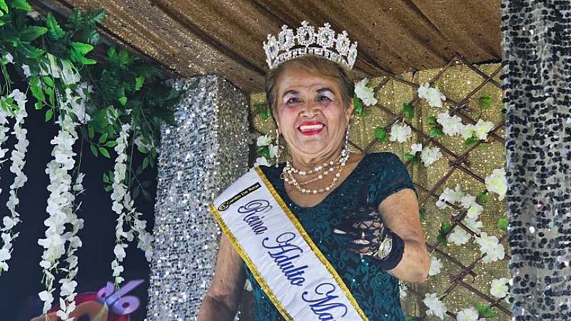 reina adulto mayor en carroza carnaval de San Miguel