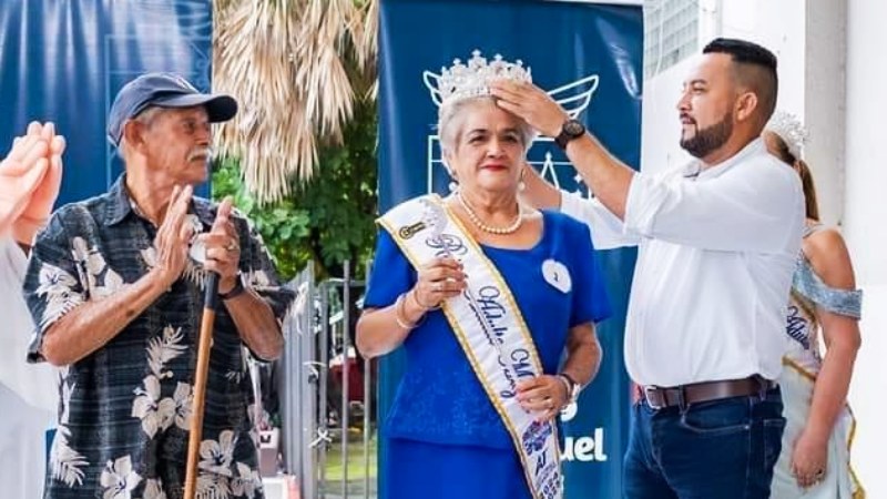 reina adulto mayor en carroza carnaval de San Miguel