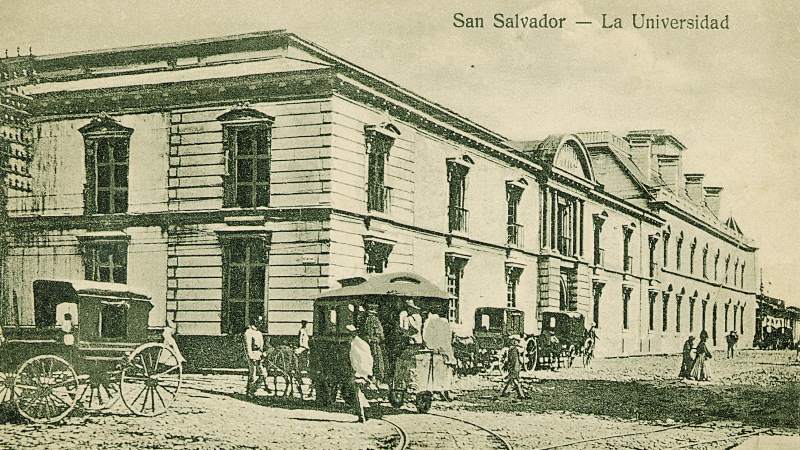 Segundo edificio de la Universidad de El Salvador (1879-1955), en la manzana occidental de la Catedral de San Salvador. Fue sede de muchas cátedras del Dr. Guzmán Martorell.