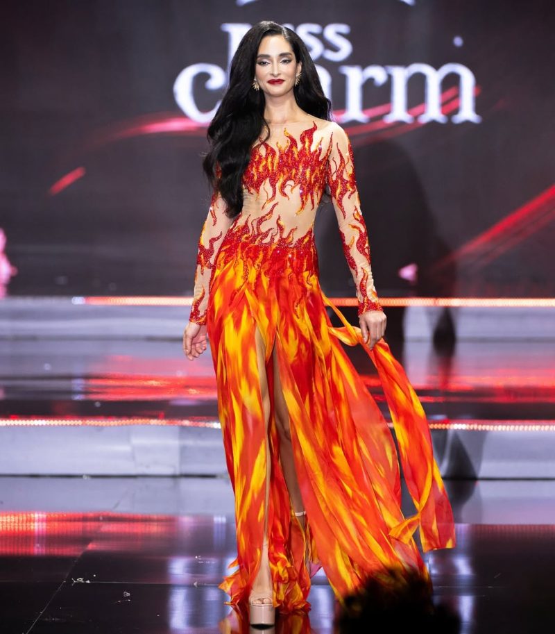 La joven lució un vestido muy llamativo en la preliminar.