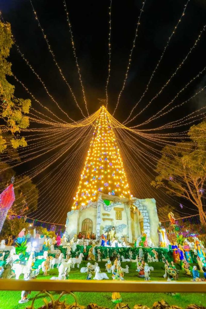 En el distrito de Antiguo Cuscatlán se encuentra instalado un enorme nacimiento del Niño Jesús. 