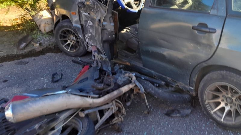 El motociclista impactó del lado del conductor del carro. Foto/Cruz Verde Salvadoreña