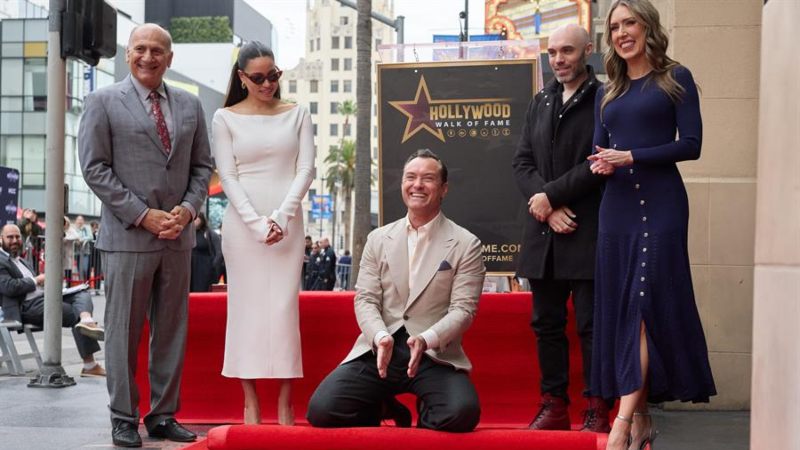 Jude Law se vio sumamente feliz junto a su familia y colegas. Foto: EFE